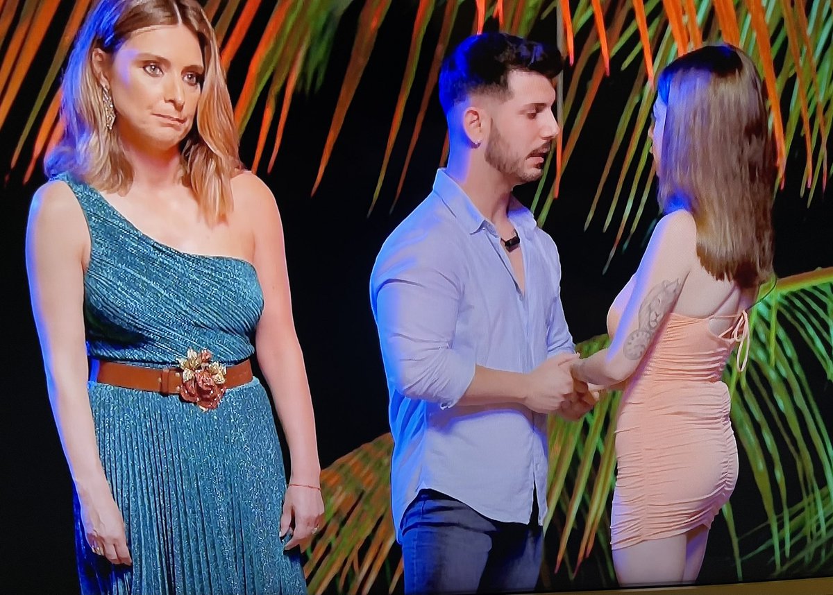 andreaygmz's tweet photo. Yo esperando a mi amiga cuando se encuentra con su ex de fiesta #LaIslaDeLasTentaciones5 https://t.co/Gy8RrDkCIz