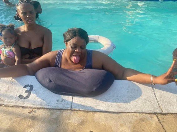 greedaholic's tweet photo. MAN WHO’S AUNTIE IS THIS??😭😭 https://t.co/OnPck2QXWa