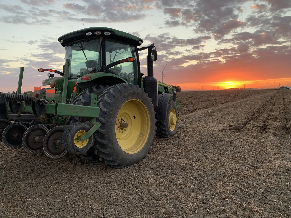 The right NW Ohio sunset can even make a non-#AndyClean tractor look good! <a href="/apasztor82/">Andy Pasztor 🧼🧽</a>