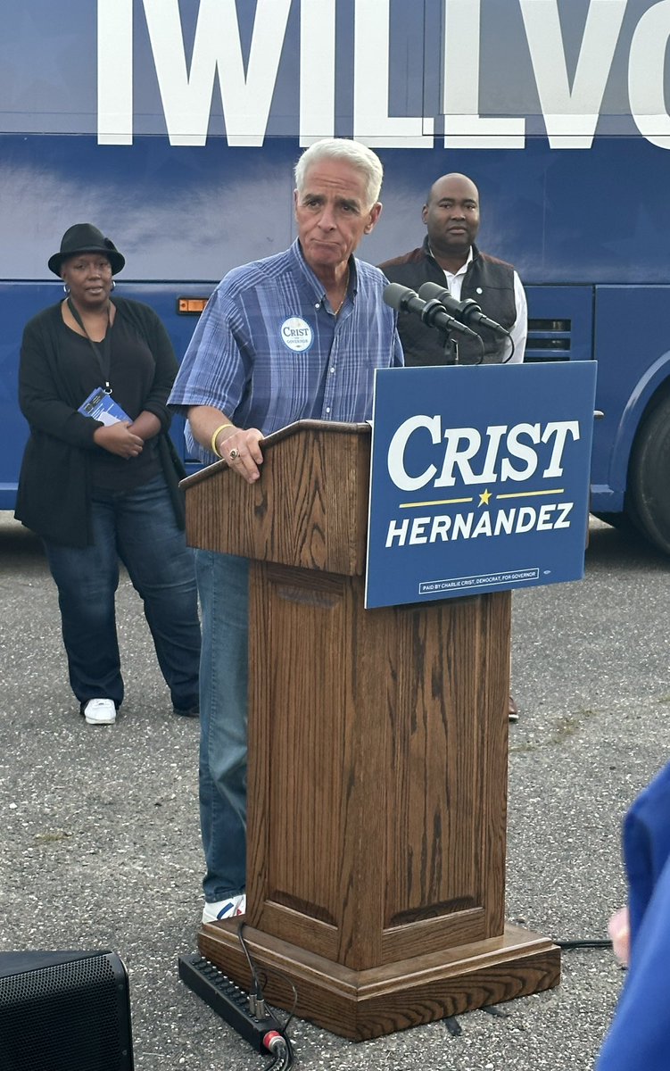 FSUKXAZ's tweet photo. Just saw the new Democratic Bus Tour of Florida here in Jacksonville! Vote Charlie Crist & Val Demings & blue up and down the ballot! #CharlieCrist #ValDemings #MFGA #MakeFloridaGreatAgain #VoteBlue #VoteBluer #Democrat #SocialDemocrat #Progressive #ProgressiveFL https://t.co/yZaXFgbIav