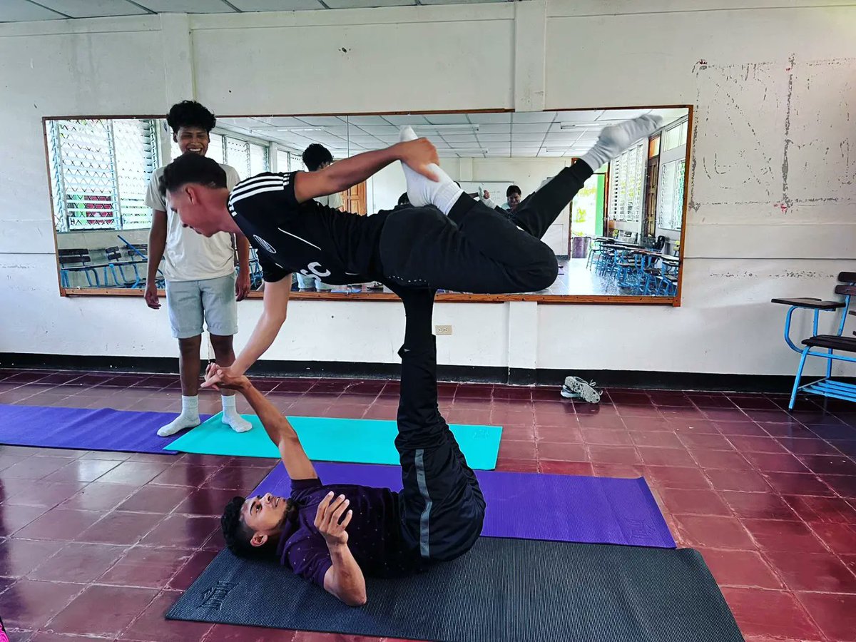 centro_olof's tweet photo. En el Módulo de Acondicionamiento Físico Grupal, estudiantes de Primer Año de Entrenamiento Físico y Deporivo, hacen Técnicas y Aplicación de Relajamiento después de una Sesión de Aeróbicos.
#SoyTecNicaragua🇳🇮🧘🧘‍♂️ https://t.co/waXBeOD34B