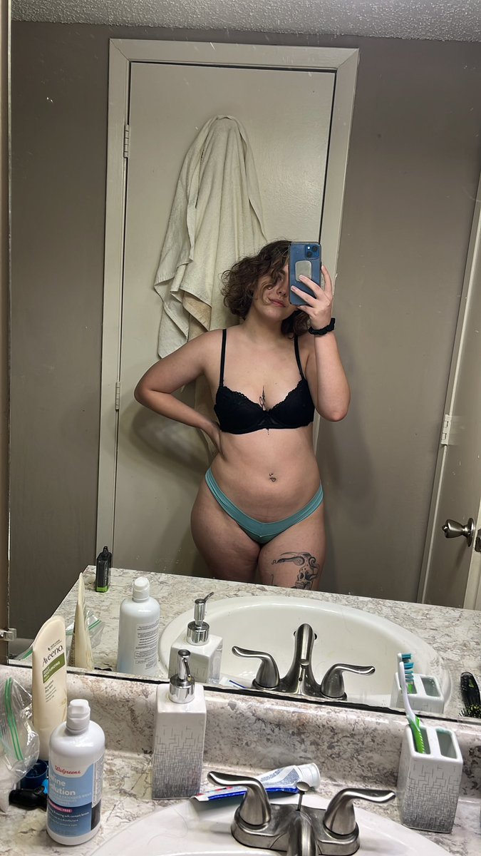 cdh11223's tweet photo. Hi🥰 #Sellingcontents #femdom #nsfw #slimthic #feetfinder #cashcow #paypig #findom #onlyfans https://t.co/IJiyWRvvjV