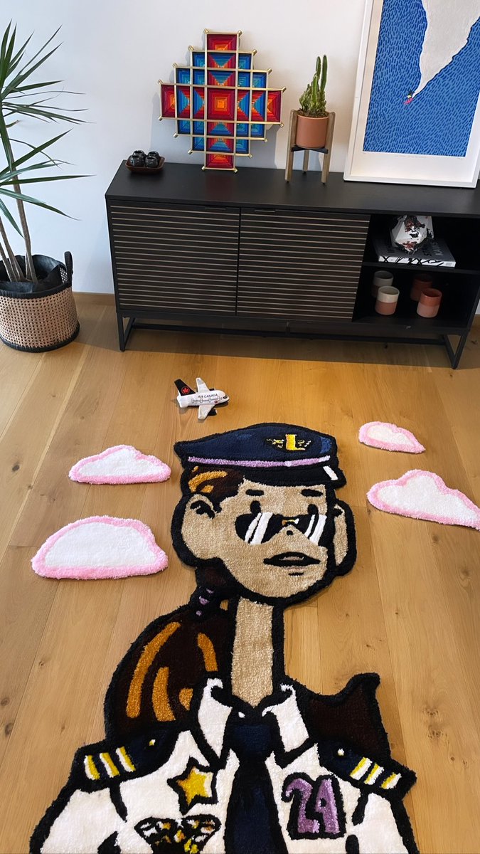 KylieDegenner's tweet photo. This rug is taking us to space, with captain Kylie flying 🫡✈️👩🏽‍✈️ https://t.co/gkYYvVIbI5