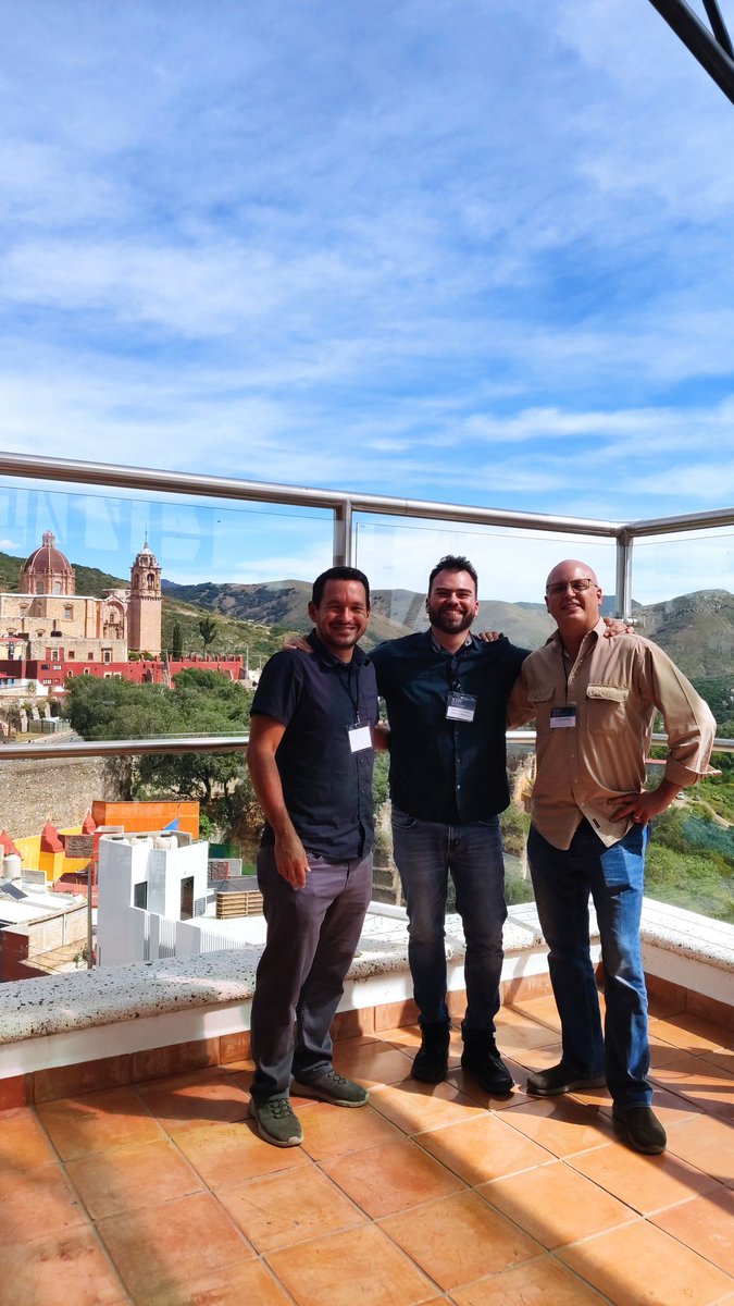 egarzav's tweet image. Working hard with these great scientists and friends @AlcauterSarael and Luis Concha