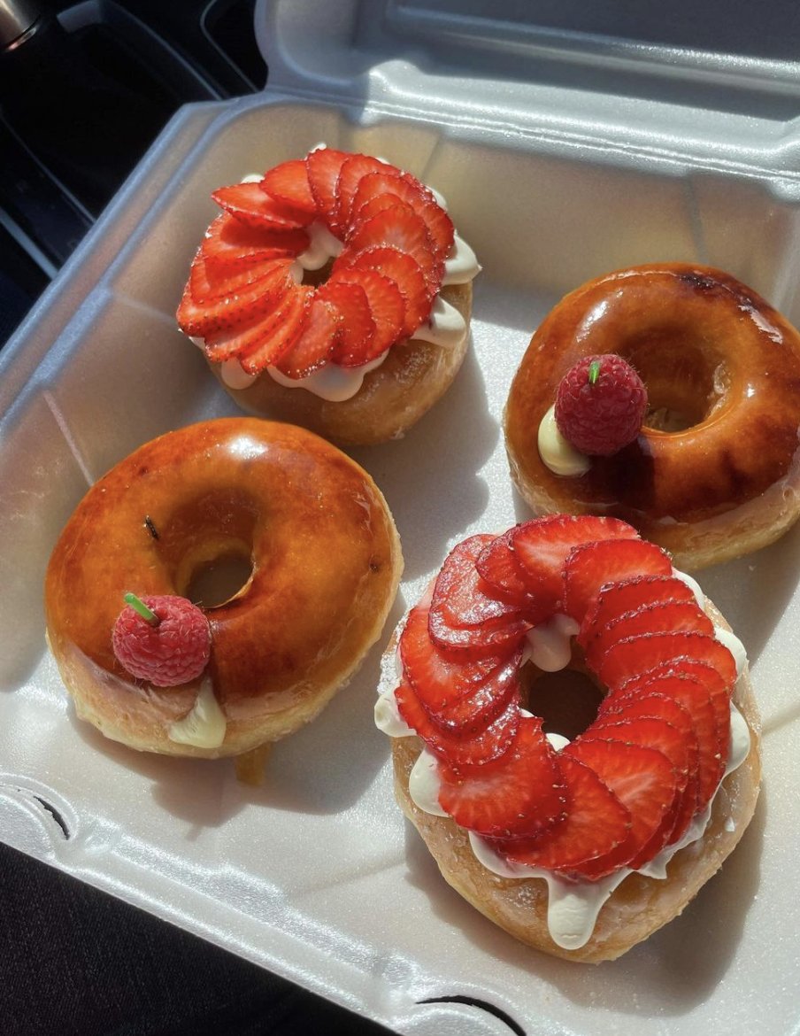 MockingbirdFlat's tweet photo. Who knew donuts could be so beautiful? If you want a little pick-me-up, the sweet creations from Jarams Donuts near Mockingbird Flats are sure to be the perfect treat! 🍩

What kind of donut is your favorite?

📸: @linda07t 📍: @jaramsdonuts
#Donuts #JaramsDonuts #DallasFood https://t.co/BXNPWPzJNH