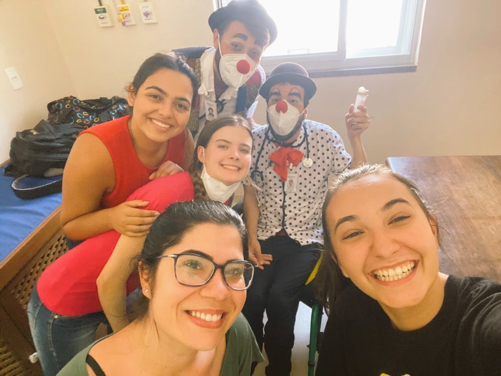 MundoPedroaf's tweet photo. Hoje foi dia do Peteco participar do projeto Extensão do Riso da @UNIFASEOficial no Hospital Alcides Carneiro ao lado do palhaço mortandela e sua equipe. Gratidão!❤️🩺🤡
#VempraUNIFASE #peteco #PedroFernandes #Petrópolis #Pcdartista #PcdAtor #PalhaçoPcd #Extensao #extensaodoriso https://t.co/gERICz7ZN2