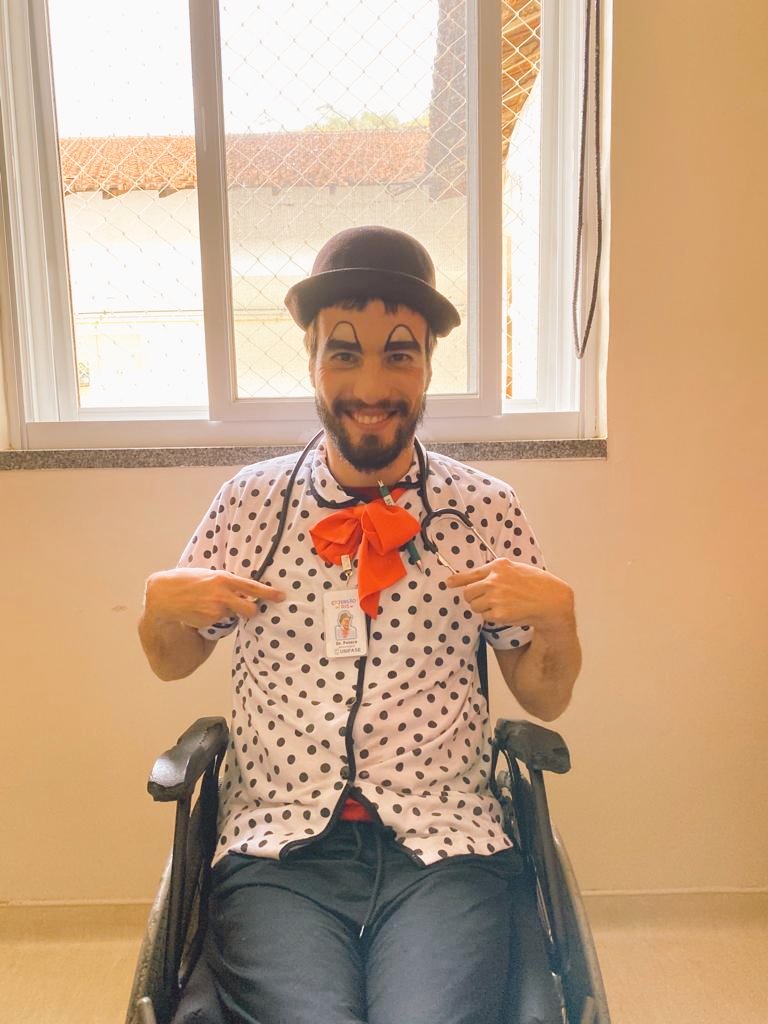 MundoPedroaf's tweet photo. Hoje foi dia do Peteco participar do projeto Extensão do Riso da @UNIFASEOficial no Hospital Alcides Carneiro ao lado do palhaço mortandela e sua equipe. Gratidão!❤️🩺🤡
#VempraUNIFASE #peteco #PedroFernandes #Petrópolis #Pcdartista #PcdAtor #PalhaçoPcd #Extensao #extensaodoriso https://t.co/gERICz7ZN2
