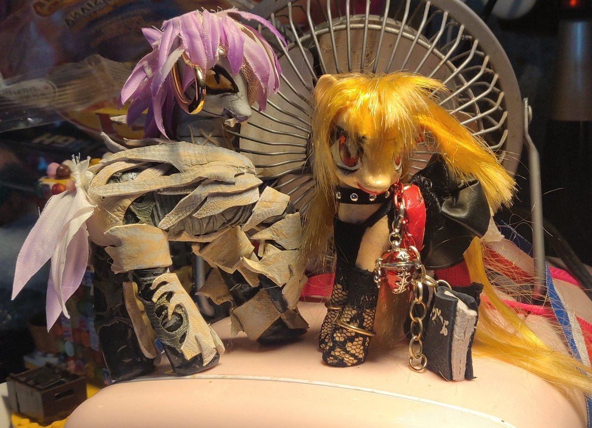 ManaCrafts's tweet photo. Death Note customs at their new home thanks to @MLPFIMTPM for handling them for me!
#DEATHNOTE #animegirl #AnimeLover #animefanart #MLP #mylittlepony #mlpart #mlpfan #mlpfandom #toycollector #mlpcollector #craft #anime #MLPFiM #g4mlp #toy https://t.co/g8knrmbzrz