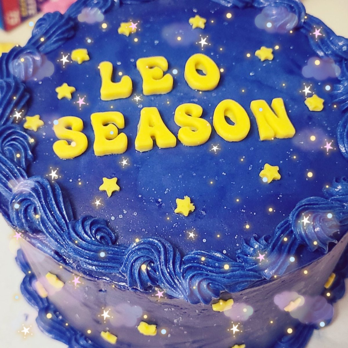 NinasNumNums's tweet photo. ˚ʚ minimalist Leo cake ɞ˚
~°♡°~
˚ʚ🌸ɞ˚ : made by me
( \ / )
(„• ֊ •„)・・‿︵‿୨ tags ୧‿︵‿
#hellokitty #leo #zodiac #galaxy #leoseason #buttercream #piping #shellborder #zodiacsigns #zodiacsign #cake #icing #baking #bakingcore #cute #kawaii #kawaiiaesthetic #sanrio https://t.co/VqjsOQGzUp