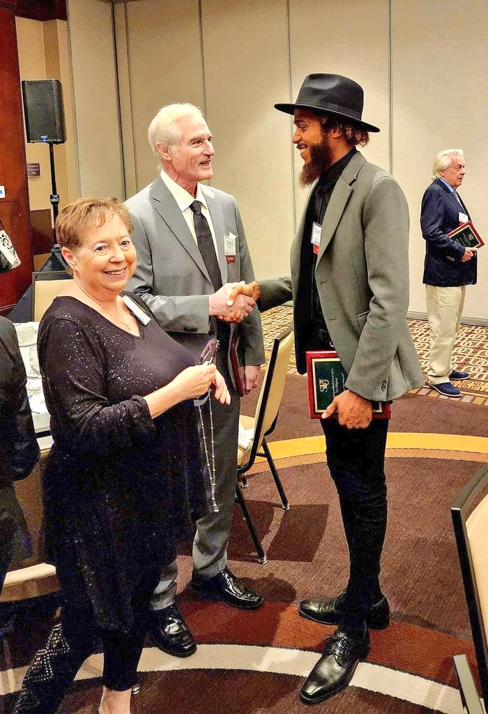 It was nice meeting the OG @LATDoug last night at the @SPJLA banquet (as well as most of the @latimes staff that came to support him). Doug said jokingly @lataco is the only publication he doesn't mind getting scooped by because he loves to see us succeed. 📸 by Desmond Ray