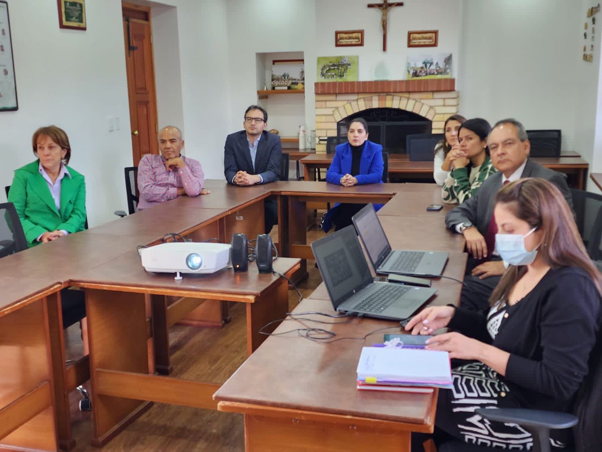 #FelizJueves | 📒 Hoy estuvimos trabajando en la agenda de #inclusioncrediticia de los micronegocios con <a href="/CoopCooptenjo/">Cooptenjo</a>, <a href="/Fogacoop/">Fogacoop</a> y @DIDColombia.

<a href="/PaolaAriasGomez/">Paola Arias</a>, <a href="/megrueso/">Maria Elena Grueso</a>, <a href="/catalinajimen80/">catalina</a>.

Hilo  🧵