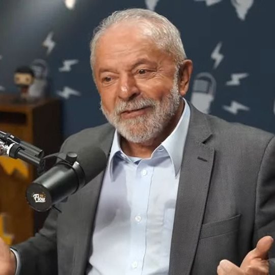 poptime's tweet photo. Lula segue sendo a PRIMEIRA pessoa na HISTÓRIA a colocar 1 MILHÃO de pessoas simultaneamente assistindo a um podcast no YouTube.

Ele quem abriu as portas. https://t.co/NFlORwWQro