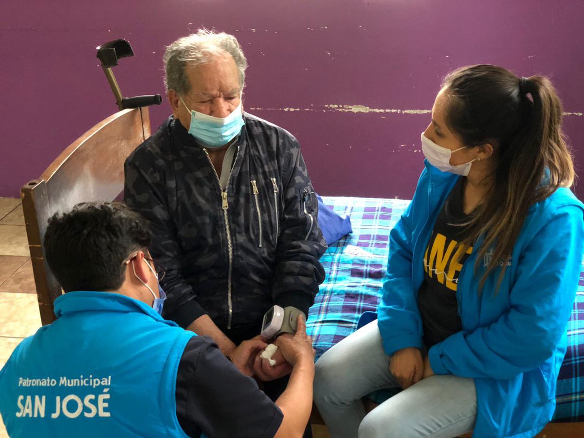 MoniSandovalUIO's tweet photo. En la #Mena2 conocimos un caso doloroso de abandono y a pesar de la ayuda de los vecinos. Filiberto necesitaba apoyo integral. Agradecemos la asistencia de @PatronatoSJ @Rogelioecheve para darle una vida digna. #VaPorTi #QuitoSur https://t.co/vx2kihkVy2