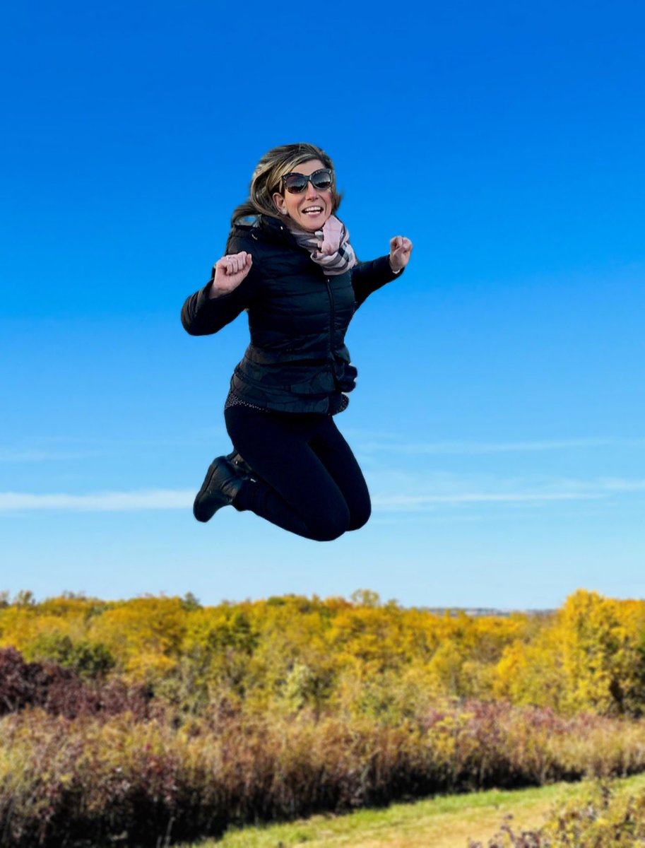 DrEdenWales's tweet photo. Jump for joy for #NationalTransferStudentWeek! Transfer students bring unique insights to @ClarkeU; we’re grateful they’re here! We’re also thankful for the professionals that help students find their fit at Clarke, like Professor Tim Boffeli, #TransferAdvocate of the year! 💙💛 https://t.co/gSSPWPftuM