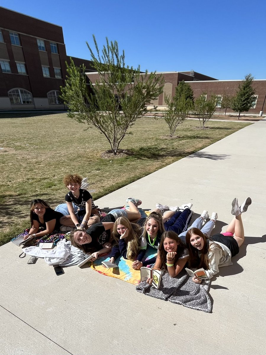 MsEasonELA's tweet photo. The perfect day for reading outside!! 🌞 https://t.co/Z3gKNtJq6g