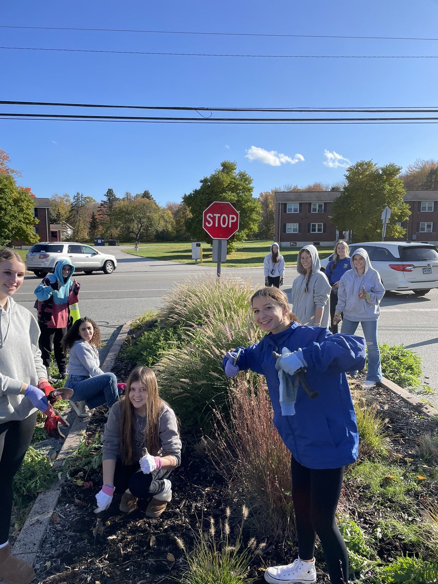 Mal_Bacon's tweet photo. Katherine Kosiba of the Colchester Garden Club helped National Honor Society, Student Council and Interact Club complete a school-wide clean up of our garden beds. @BaconAcademy @BA_Begue @ba_interactct @BaconSTUCO https://t.co/bzgxfCQvHI