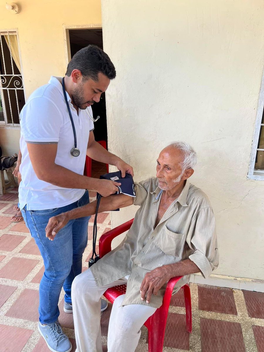 Primero lo social. El  Médico Intensivista <a href="/JairoAlean/">Jairo Antonio Alean Amaris</a> ha realizado múltiples brigadas de salud gratuitas a las personas más vulnerables de San Andrés de Sotavento.
Conoce muy bien las necesidades de su pueblo y siempre intenta dar lo mejor de sí, para ayudar a quien lo necesita.