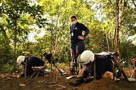 Lacroix_UN's tweet photo. Being aware of the threat posed by landmines &amp; improvised explosive devices can mean the difference between life &amp; death. @UNMAS helps detect &amp; dispose of these explosives and trains community members. Grateful to the #UNMAS staff who put their lives at risk to save others. #A4P https://t.co/kIQ1afislL