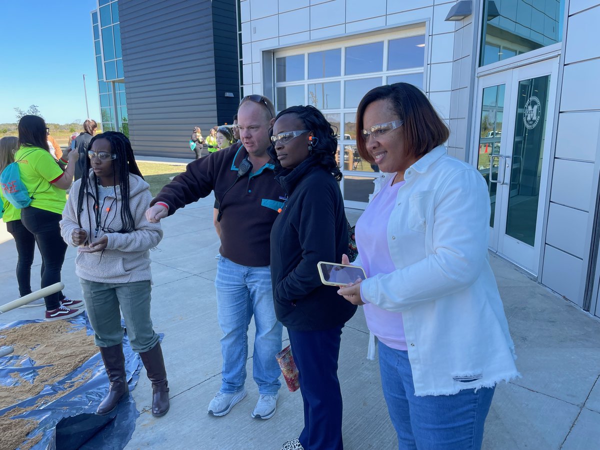 gtr_link's tweet photo. FORGE's Career Expo was full of hands-on learning opportunities for 2,000 8th graders. Kids' seeing opportunities at this age strengthens our workforce pipeline. Thanks to all who participated! #workforcepipeline #workforcedevelopment #workforcesolutions https://t.co/cyb4UPcI7F
