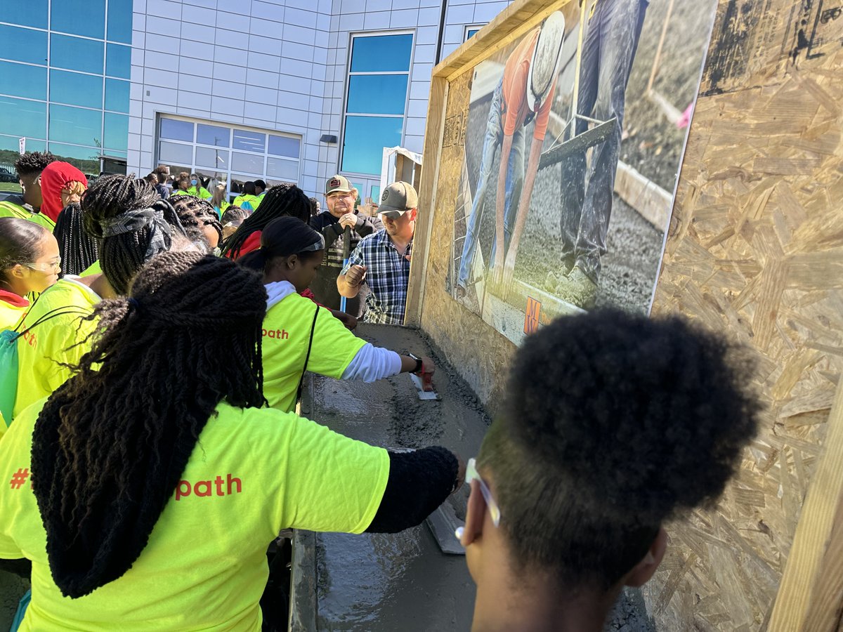gtr_link's tweet photo. FORGE's Career Expo was full of hands-on learning opportunities for 2,000 8th graders. Kids' seeing opportunities at this age strengthens our workforce pipeline. Thanks to all who participated! #workforcepipeline #workforcedevelopment #workforcesolutions https://t.co/cyb4UPcI7F