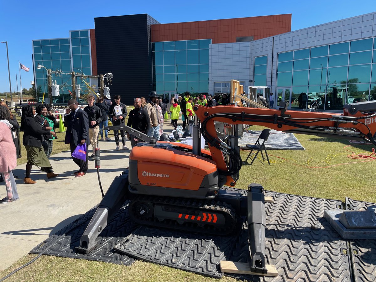 gtr_link's tweet photo. FORGE's Career Expo was full of hands-on learning opportunities for 2,000 8th graders. Kids' seeing opportunities at this age strengthens our workforce pipeline. Thanks to all who participated! #workforcepipeline #workforcedevelopment #workforcesolutions https://t.co/cyb4UPcI7F