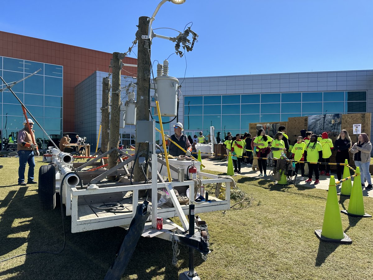 gtr_link's tweet photo. FORGE's Career Expo was full of hands-on learning opportunities for 2,000 8th graders. Kids' seeing opportunities at this age strengthens our workforce pipeline. Thanks to all who participated! #workforcepipeline #workforcedevelopment #workforcesolutions https://t.co/cyb4UPcI7F