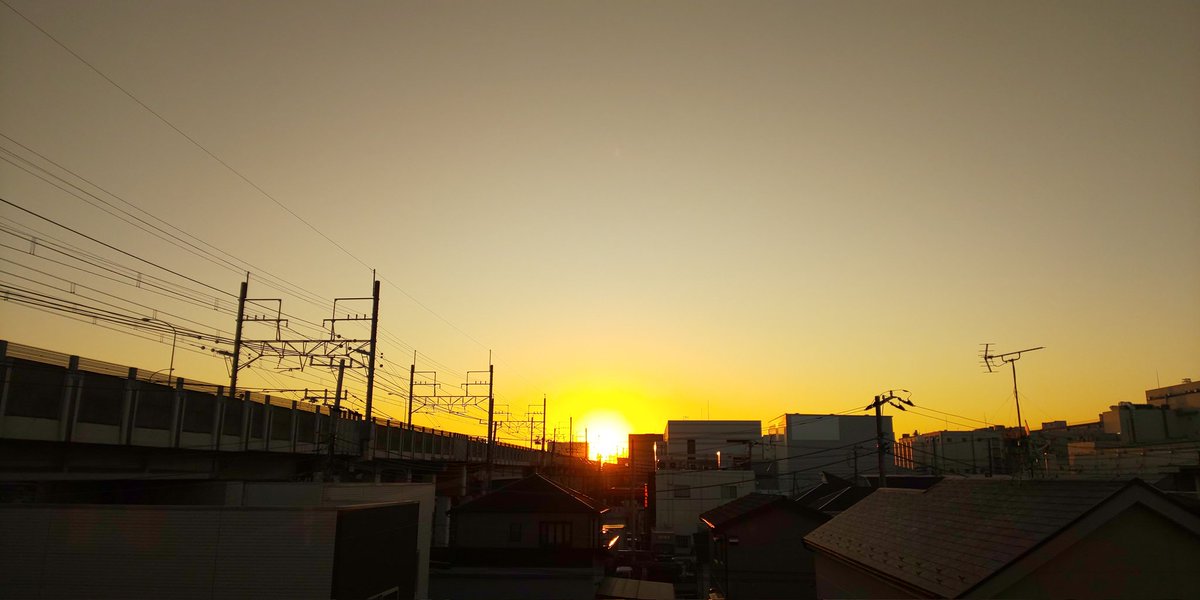 おはよーございます!✨朝活終了～!🧹🧺  昨日の夜は思春期反抗期男子のちゃぶ台返し発言で大バトル!💢 息子もかーちゃんも超寝不足だけど、ちゃんと朝仲直りして朝練出かけたのは偉いと思ったヨ✨  リハビリ鉛筆絵はお休み～😆しばらくクリスタと格闘するね😁👍️  ↓はバトル落書きと朝日🌅