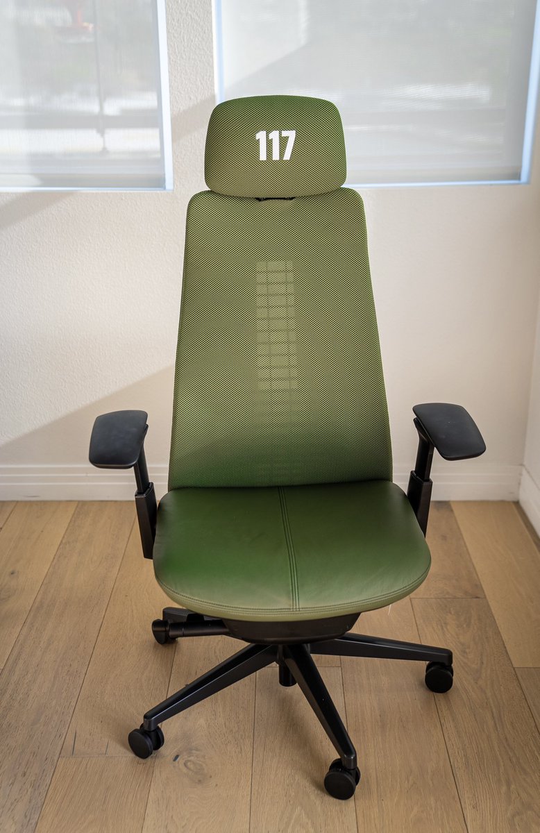 jennaezarik's tweet image. Received this @Haworthinc x @Halo chair as a gift and I’m basically Master Chief now 🔥🙏🏻