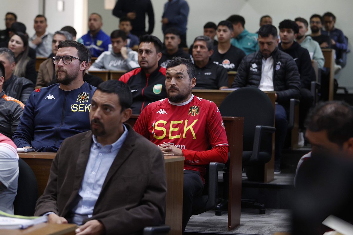 ANFPChile's tweet photo. 💪 Sigue en marcha el Plan #GENCHILE 🇨🇱⚽️

👤 Profesores del fútbol formativo de @ClubDepCobresal y destacados profesionales del área compartieron sus experiencias con jefes técnicos de los clubes asociados y alumnos de @INAF_CHILE 

🔗 https://t.co/si2kzJG5LJ https://t.co/RmlM4uUsF6