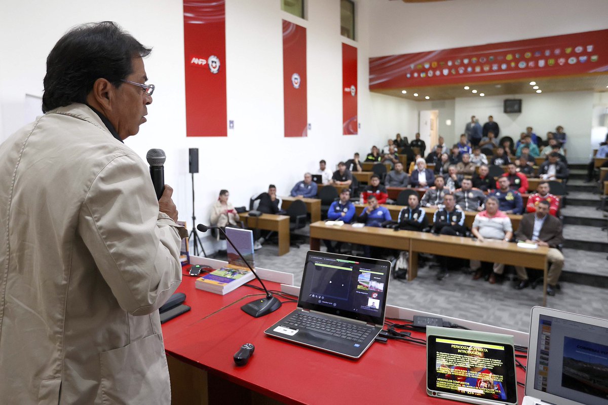 ANFPChile's tweet photo. 💪 Sigue en marcha el Plan #GENCHILE 🇨🇱⚽️

👤 Profesores del fútbol formativo de @ClubDepCobresal y destacados profesionales del área compartieron sus experiencias con jefes técnicos de los clubes asociados y alumnos de @INAF_CHILE 

🔗 https://t.co/si2kzJG5LJ https://t.co/RmlM4uUsF6