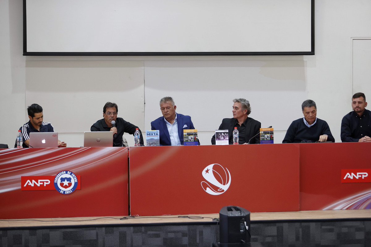 ANFPChile's tweet photo. 💪 Sigue en marcha el Plan #GENCHILE 🇨🇱⚽️

👤 Profesores del fútbol formativo de @ClubDepCobresal y destacados profesionales del área compartieron sus experiencias con jefes técnicos de los clubes asociados y alumnos de @INAF_CHILE 

🔗 https://t.co/si2kzJG5LJ https://t.co/RmlM4uUsF6