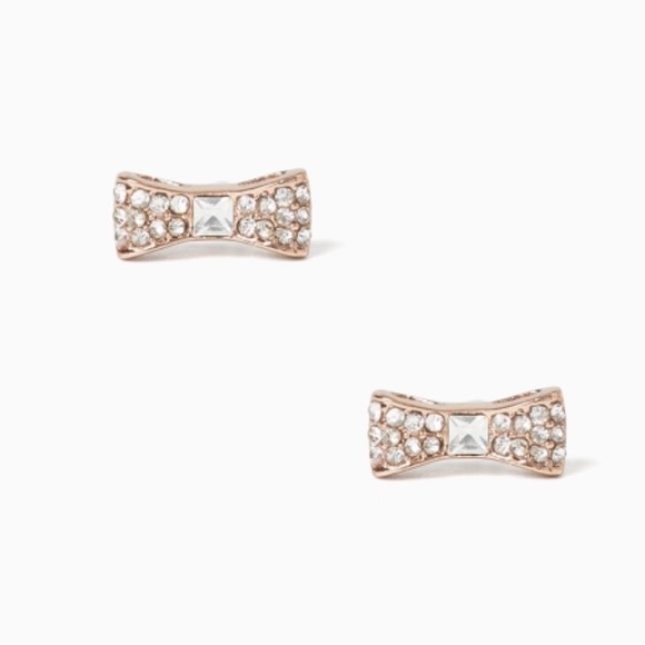 pineappleboss25's tweet photo. So good I had to share! Check out all the items I'm loving on @Poshmarkapp from @LVoutlander #poshmark #fashion #style #shopmycloset #sweetbb #katespade #lovetree: https://t.co/nLh6fdEdG5 https://t.co/As8HXb4btE