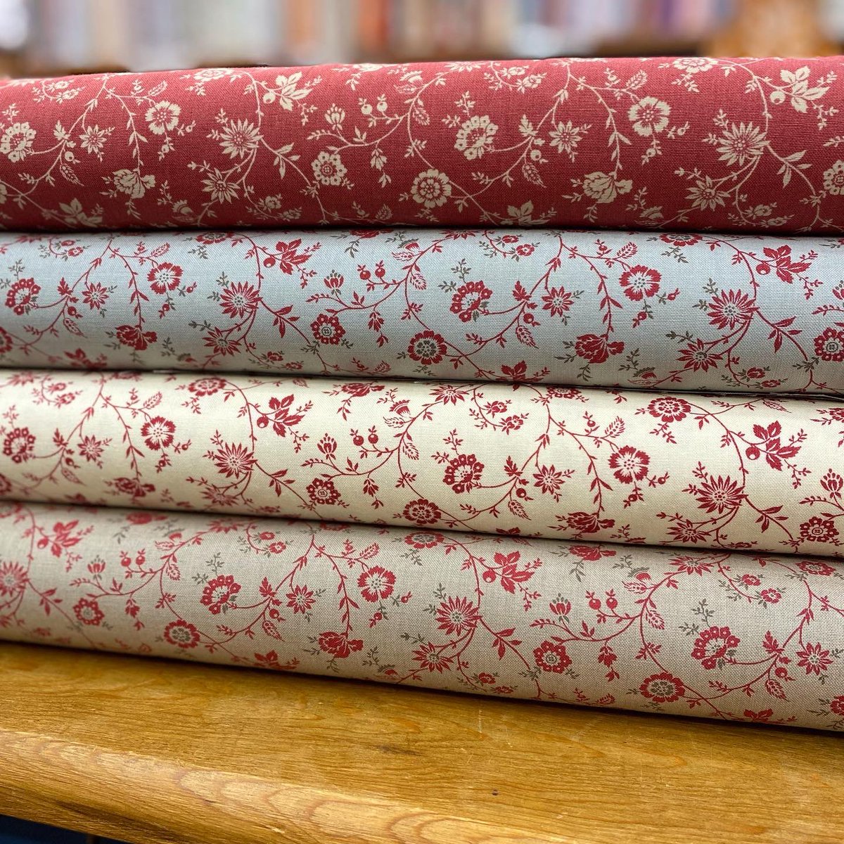 cottonfamilytmk's tweet photo. 本日はmodaから届きました、「French General 」の新作をご紹介させていただきます😌
上品なデザインは、キルトはもちろん、カルトナージュや小物作り、お子様のお洋服などにおすすめ😊
添え柄としても使いやすい、小さめな柄行きが多く揃いました。
https://t.co/6y6gBtQWED
#frenchgeneral #moda https://t.co/kueE2AlSs2