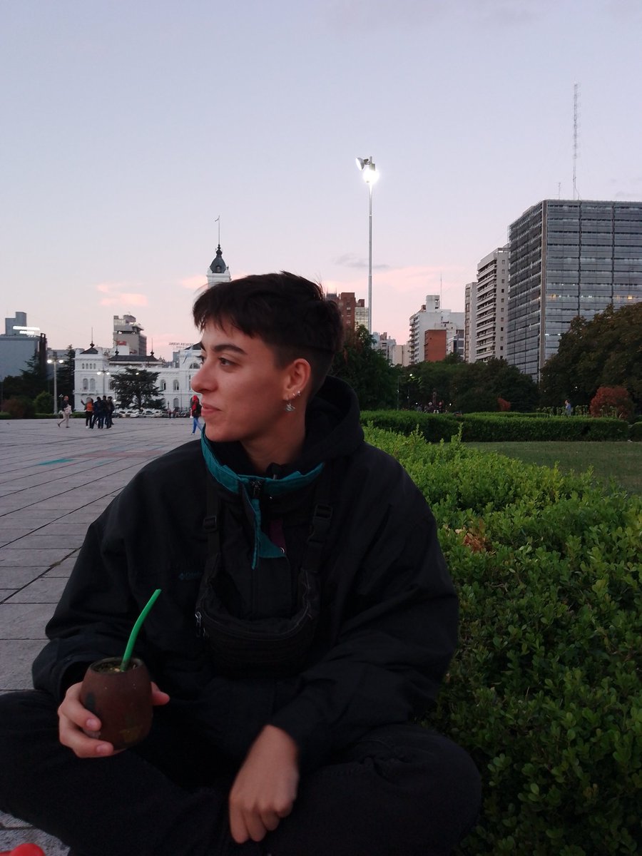 Jaz_abuin's tweet photo. se rompió la matrix, no puede ser que las dos moras sean tan idénticas
@ittelimarom amiga es momento de fama 
#GranHernano2022 #Gh2022 https://t.co/554XgR6nu9