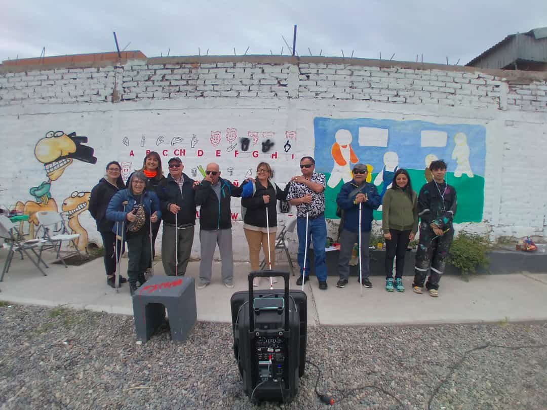 GiovanettL's tweet photo. 👉Hoy desde la Subsecretaría de #Discapacidad en el #BarrioProgreso realizamos 2 murales, uno de LSA y otro realizado por el artista #ÁlvaroSifuentes, en el cual se identifican los tipos de bastones y perro guía que sirven de apoyo a personas ciegas y de baja visión. https://t.co/qkMSzMCmoX