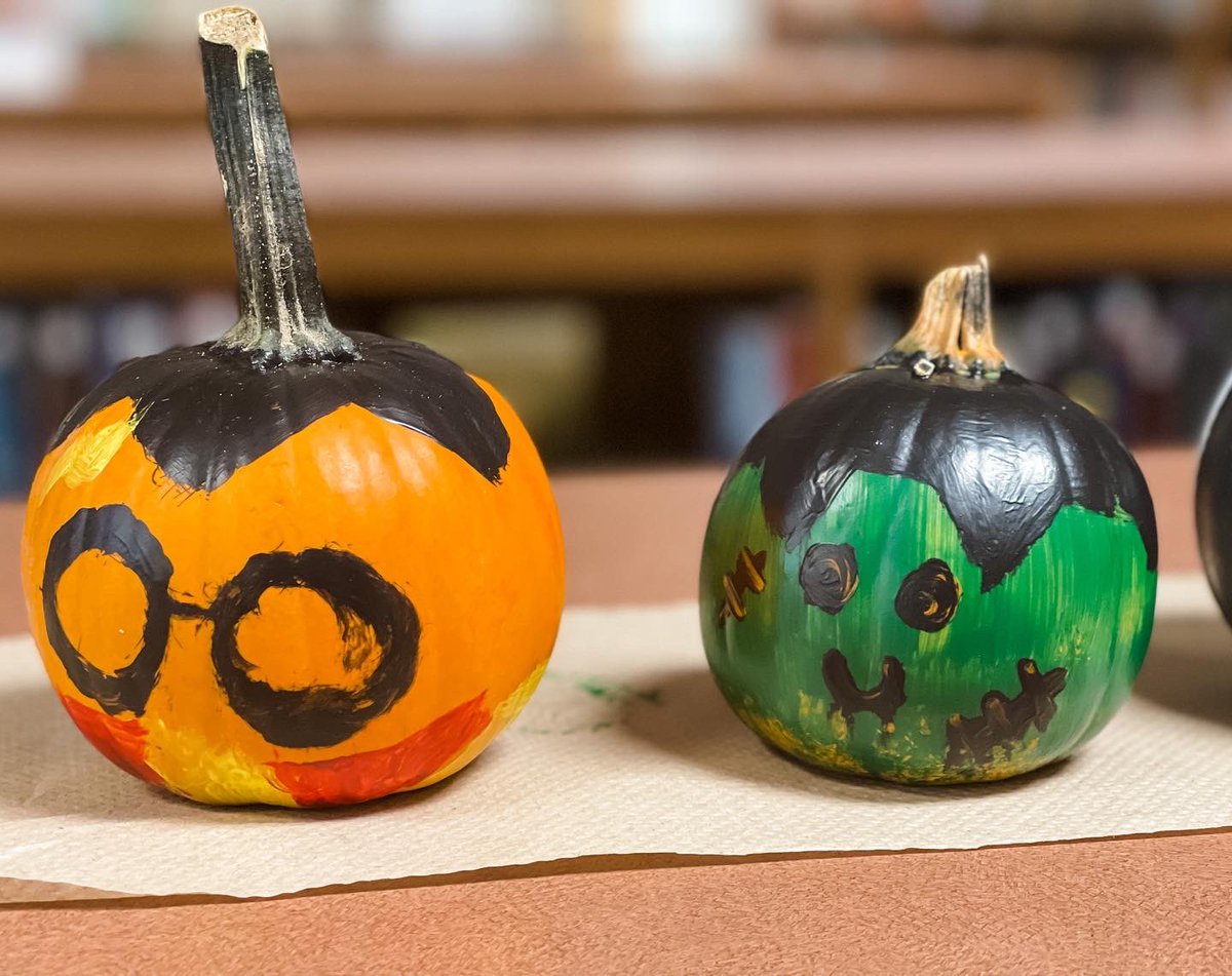 FavreauAmy's tweet photo. Best time today in the @HSHawksMedia with our coloring club painting PUMPKINS! These students did such a good job on their short lunchtime gathering! Find time to relax and color like these kids! @HSHSnews https://t.co/ygyjFccyET
