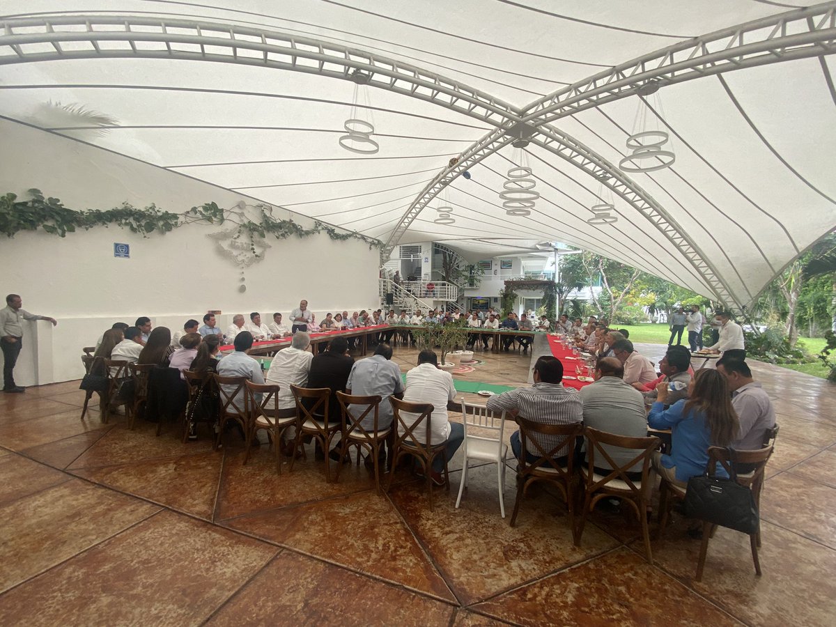 AleBravoAb's tweet photo. Sostuvimos un buen encuentro con amigas y amigos priístas de Chilpancingo. Sabemos que unidos somos imparables, por ello estamos trabajando juntos en todas las regiones, organizándonos y fortaleciéndonos de cara al 2024. https://t.co/8LFGCaEARy