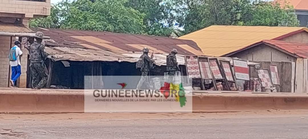 DialloIbrem's tweet photo. #Guinée/ La junte déploie des militaires armées contre la population civile qui manifeste pacifiquement pour exiger la libération des leaders du @FNDC_Gn et le retour rapide des civils au pouvoir. Résultat, au moins 3 personnes tuées  et plusieurs autres  blessées par balles. https://t.co/SkkIUyZSoK