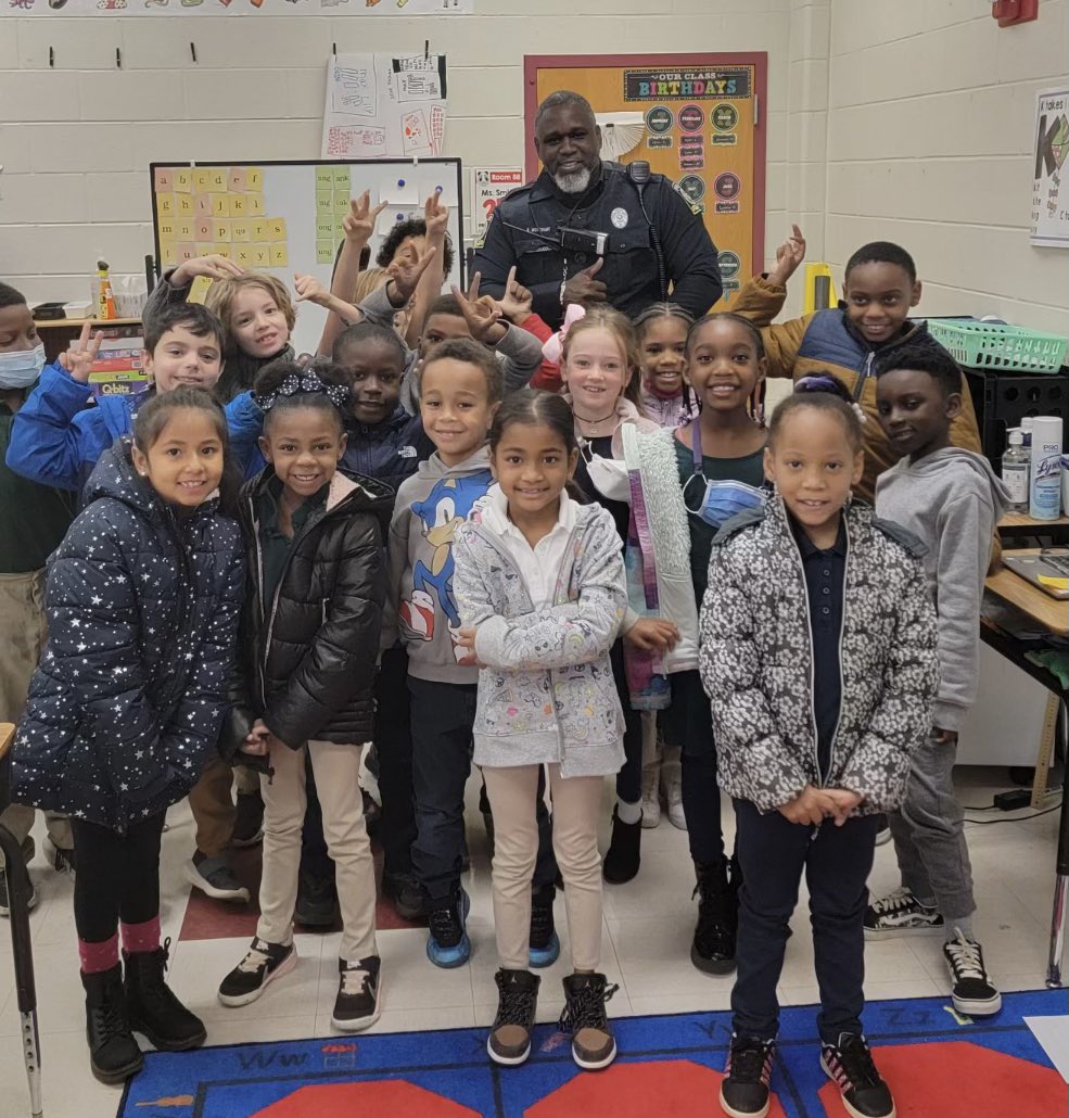 Today @apsupdate Officer Merchant read with the scholars of @parksideaps another #booksandbadges event! @SEL_APS