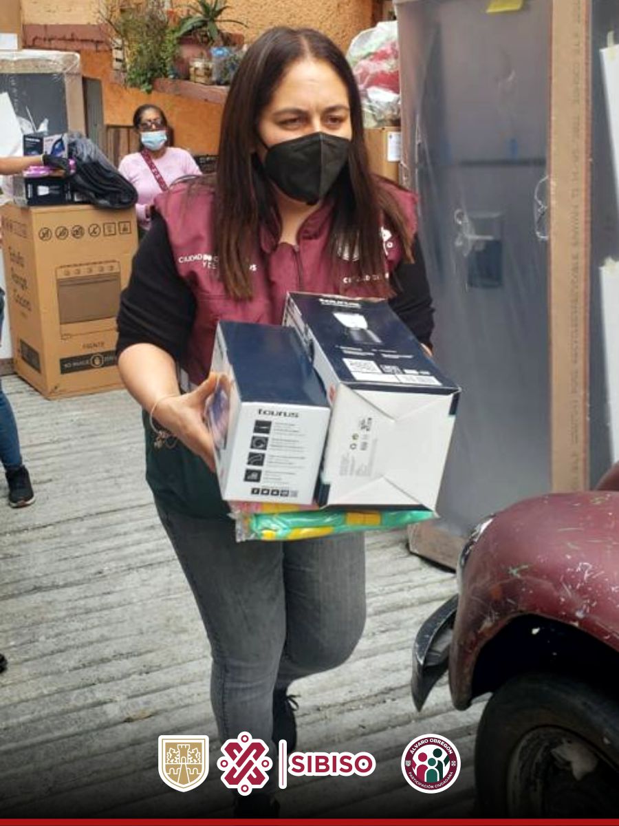 lupitaguilarsol's tweet photo. Nuestras vecinas y vecinos de La Cañada 2da. Sección no están solos, ¡su gobierno los apoya! A través de la acción institucional de Atención Social en Emergencias, hoy continuamos con la entrega de bienes a las familias afectadas por la explosión. #ASIPP #ElTrabajoContinúa https://t.co/hAcArGnhUo