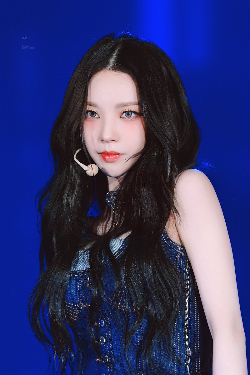 karina is so effortlessly gorgeous