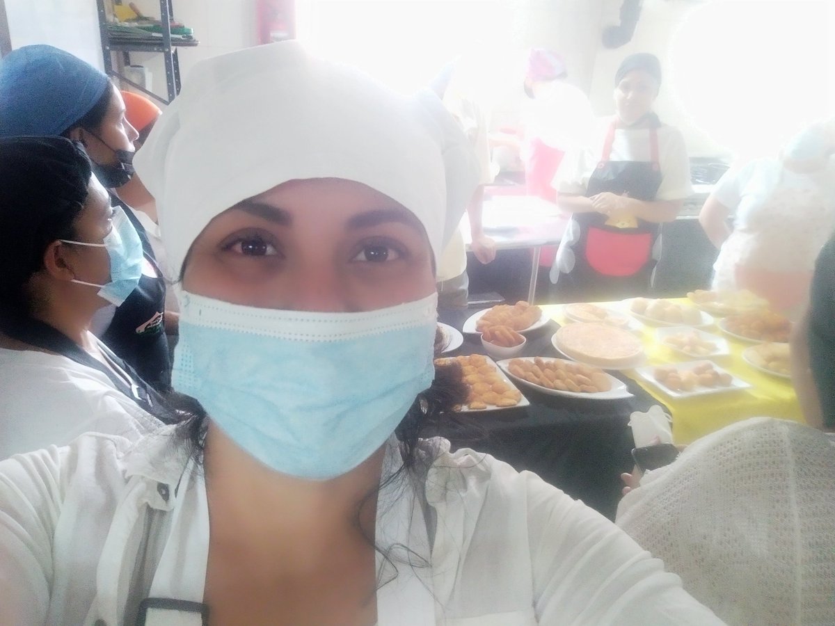CakeAris's tweet photo. Hoy es el #diainternacionaldelchef y queremos compartir con ustedes la verdadera alegría que nos da consentirles a través de nuestros postres ❤️

Una vez más, gracias por dejarnos consentirles.
#felizdia #diadelchef #chef #dejanosconsentirte #regalacakearis #CakeAris #venezuela https://t.co/rN4TxqcRAF