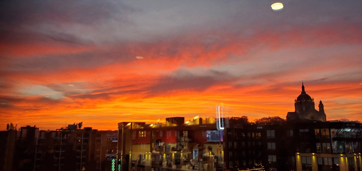 CTSLICK's tweet image. St Paul showing off tonight from Xcel Energy Center ...pre-game @mnwild