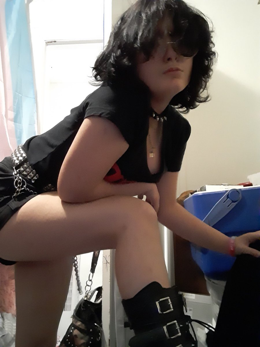 ravenluvsme's tweet photo. @bra1ndeadg1rl1e These are just a few of my fav pic of me :) https://t.co/VCXtQuS5YM