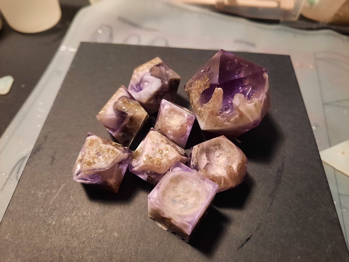Deadderson's tweet photo. First actual attempt at geode style dice, thank goodness this is experimental lmao. @smartcookie727 @OdmWrites @WMadien #handmadedice #dnd https://t.co/jLb2lVP2G0