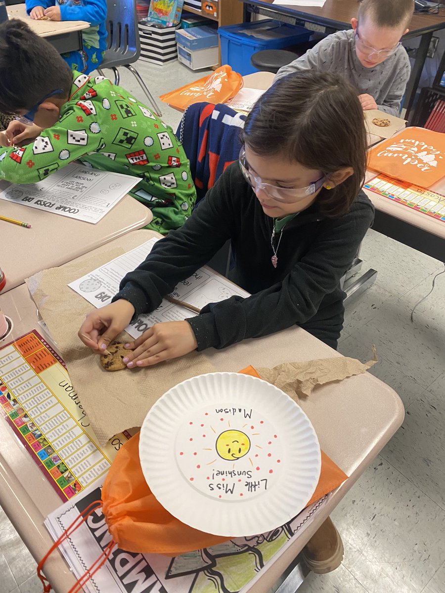 MrsRitt_2ndCSP's tweet photo. Paleontologists are work! Cookie dig today was a success 🍪 @CoolSpring_ES https://t.co/Ldq278FcRh