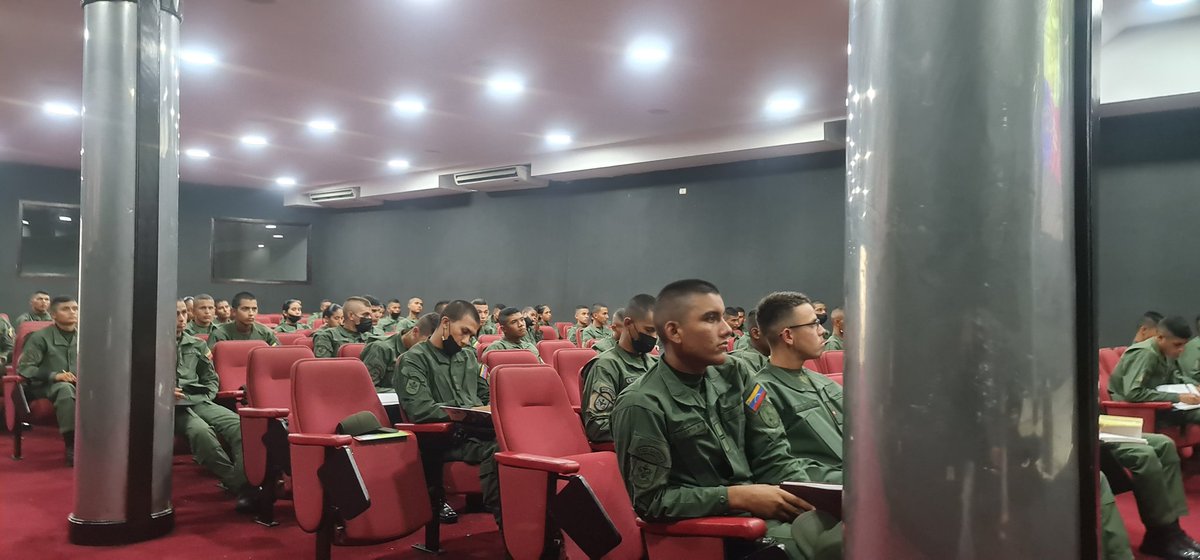 williancontig's tweet photo. Hoy tuve una grata experiencia al compartir con los jóvenes cadetes de la patria de la #GNB, un debate revolucionario destacando la visión  energetica sobre el #Esequibo. El honor es su divisa 
@NicolasMaduro
#GNBProtectoresDelPueblo https://t.co/jYQx8RWJlc