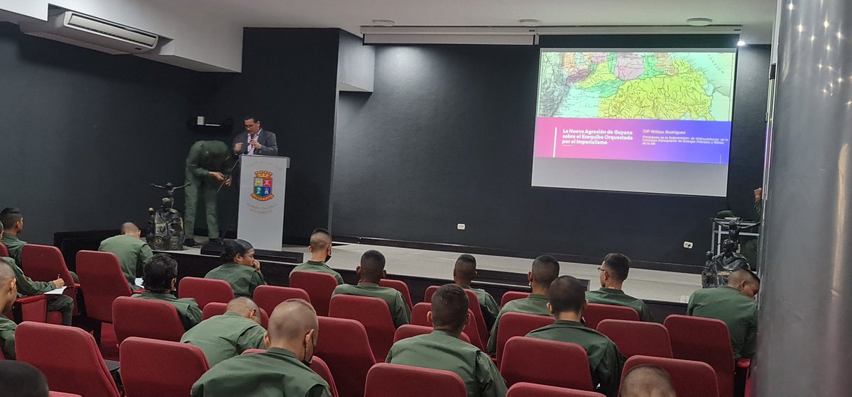 williancontig's tweet photo. Hoy tuve una grata experiencia al compartir con los jóvenes cadetes de la patria de la #GNB, un debate revolucionario destacando la visión  energetica sobre el #Esequibo. El honor es su divisa 
@NicolasMaduro
#GNBProtectoresDelPueblo https://t.co/jYQx8RWJlc