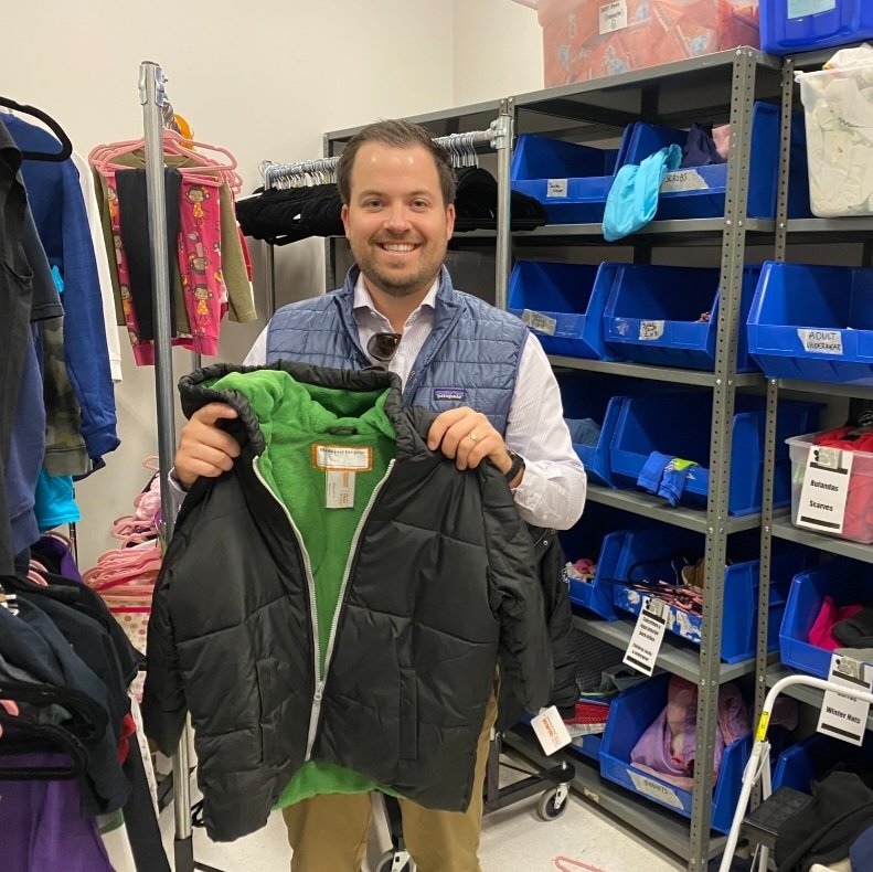 DMAMRotary's tweet photo. Your #DMAMRotary Club just donated 300 winter coats & other clothes items to help students at #CapitolView Elementary School in #DSMUSA 🇺🇸 stay warm now that leaves are falling & temps are getting cooler🌡 #ServiceAboveSelf #TheFunClub #CatchDesMoines https://t.co/LSfxXZMnwN