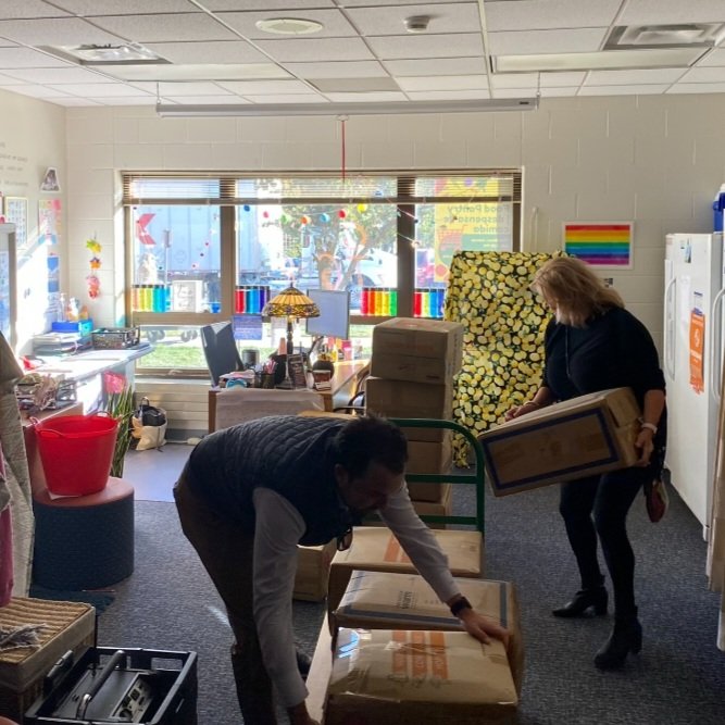 DMAMRotary's tweet photo. Your #DMAMRotary Club just donated 300 winter coats & other clothes items to help students at #CapitolView Elementary School in #DSMUSA 🇺🇸 stay warm now that leaves are falling & temps are getting cooler🌡 #ServiceAboveSelf #TheFunClub #CatchDesMoines https://t.co/LSfxXZMnwN